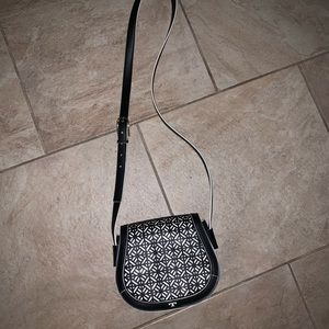 Black and white Tory Burch purse!!!